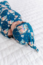 Load image into Gallery viewer, Nativity Knot Hat
